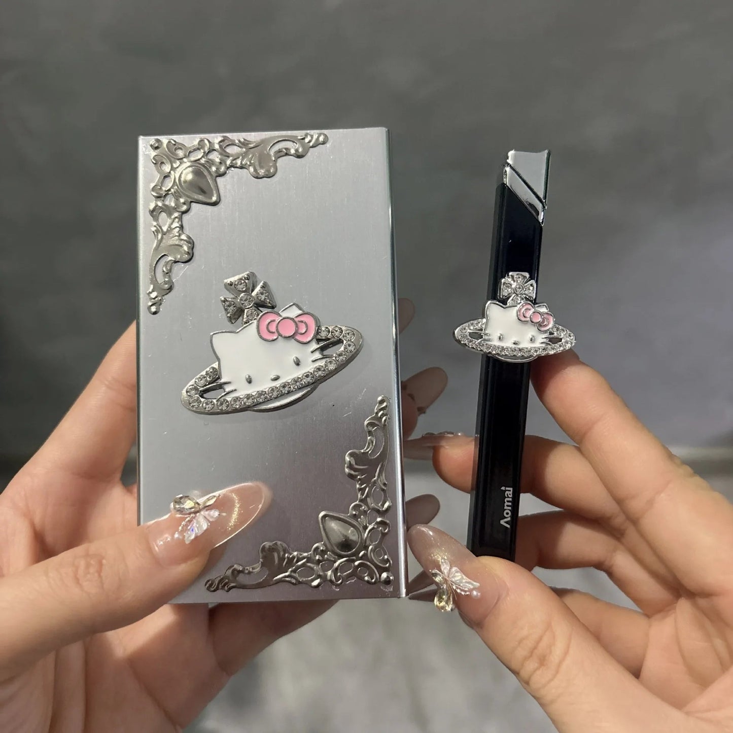 New Butane Gas Lighter DIY Hello Kitty Cigarette Box Inflatable Lighter Compact and High Beauty Creative Gift for Boyfriend Flames Vault